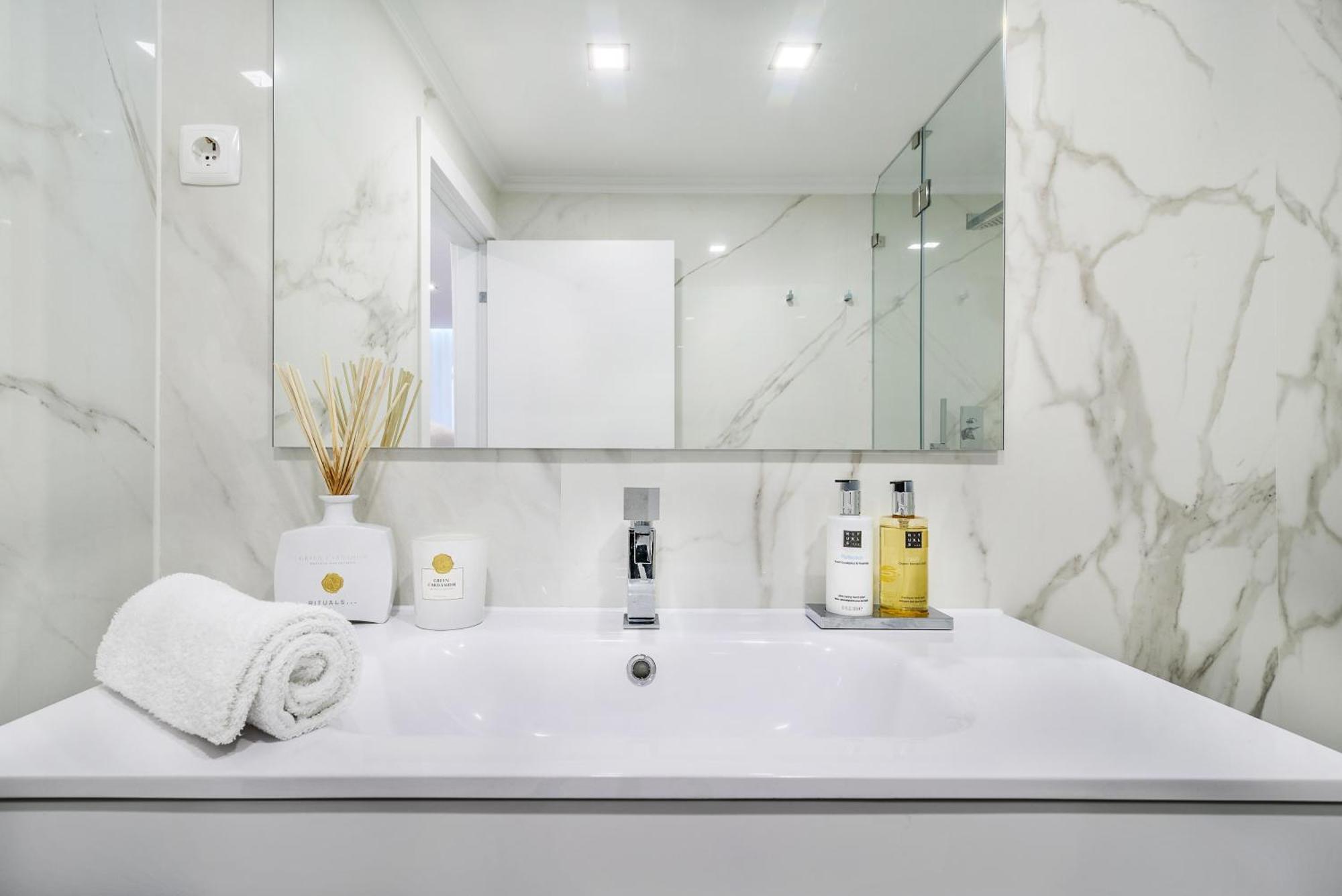 Whome City Chic Escape: Your Stylish Haven In Downtown Lisboa Kültér fotó